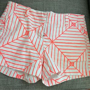 Size 4. Vineyard vines shorts in white w/ orange geometric design. 3 1/2” inseam